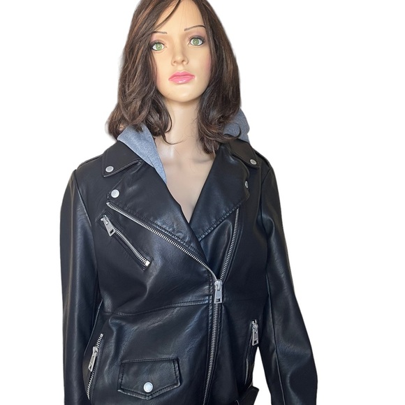 Levi's Women's Oversized Faux
Leather Belted Motorcycle
Jacket Size Small NWT - Picture 4 of 13